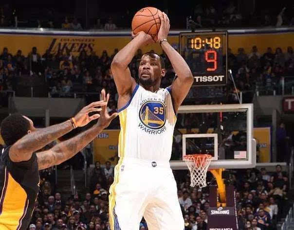 他以犀利的 他以犀利的